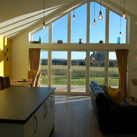 Beautiful, Modern Villa 5 Mins Walk From The Stunning Bay At Trearddur Holyhead Exterior foto