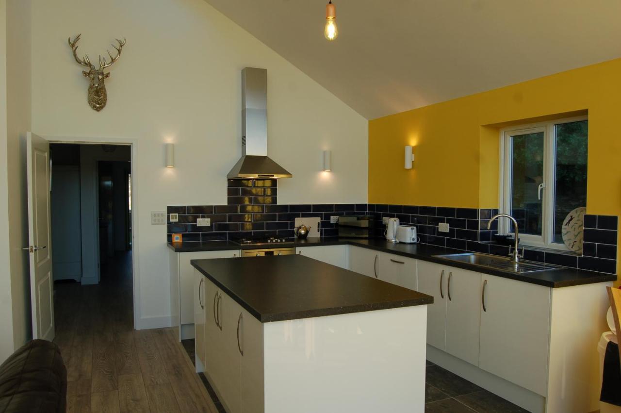 Beautiful, Modern Villa 5 Mins Walk From The Stunning Bay At Trearddur Holyhead Exterior foto